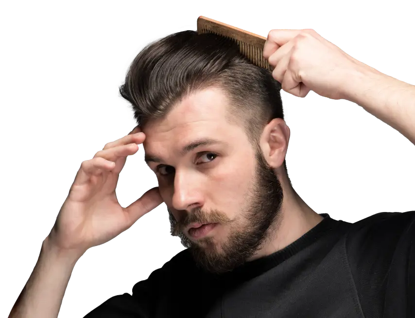 Hombre usando medicasp y peinando el cabello